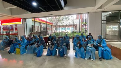 Sejumlah jamaah umrah asal Kabupaten Tojo Una-Una beristirahat di ruang tunggu Terminal 2D Bandara Internasional Soekarno-Hatta, Tangerang, Sabtu (25/7/2026), usai tiba dari Palu. Rombongan dijadwalkan melanjutkan penerbangan menuju Jeddah, Arab Saudi, pada Minggu (26/7/2026). (Foto: Dok. Jamaah Umrah Tojo Una-Una)