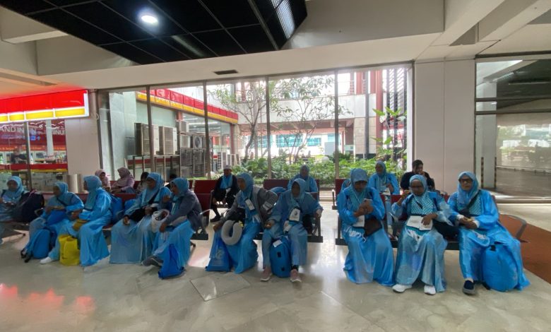 Sejumlah jamaah umrah asal Kabupaten Tojo Una-Una beristirahat di ruang tunggu Terminal 2D Bandara Internasional Soekarno-Hatta, Tangerang, Sabtu (25/7/2026), usai tiba dari Palu. Rombongan dijadwalkan melanjutkan penerbangan menuju Jeddah, Arab Saudi, pada Minggu (26/7/2026). (Foto: Dok. Jamaah Umrah Tojo Una-Una)