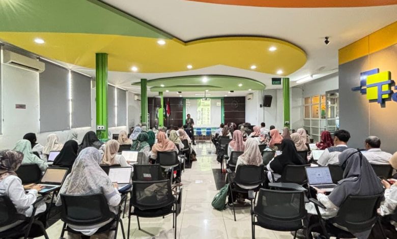 Suasana pelaksanaan Klinik Artikel Ilmiah Program OPOSI (One Person One Scopus International) yang diikuti dosen Universitas Nahdlatul Ulama Surabaya (Unusa) dalam rangka Dies Natalis ke-13. Program ini menjadi bagian dari upaya Unusa memperkuat budaya riset dan meningkatkan publikasi ilmiah pada jurnal internasional bereputasi terindeks Scopus.