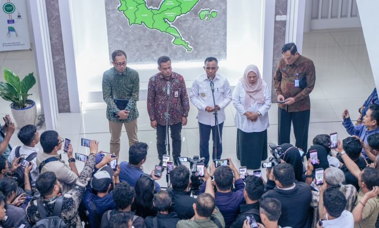 Gubernur Sulawesi Tengah Anwar Hafid didampingi jajaran KPK, Kementerian ATR/BPN, dan Pemerintah Provinsi Sulawesi Tengah memberikan keterangan kepada awak media usai Rapat Koordinasi Pencegahan Korupsi Pelayanan Publik Bidang Pertanahan di Kantor Gubernur Sulawesi Tengah, Palu, Rabu (29/7/2026). Rakor tersebut membahas percepatan sertifikasi aset, penyelesaian konflik agraria, serta penguatan tata kelola pertanahan yang transparan dan berintegritas.