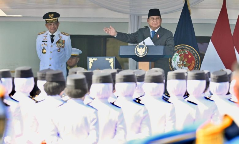Presiden Prabowo Subianto memberikan amanat saat pelantikan Pamong Praja Muda IPDN Angkatan XXXIII Tahun 2026 di Kampus IPDN Jatinangor.