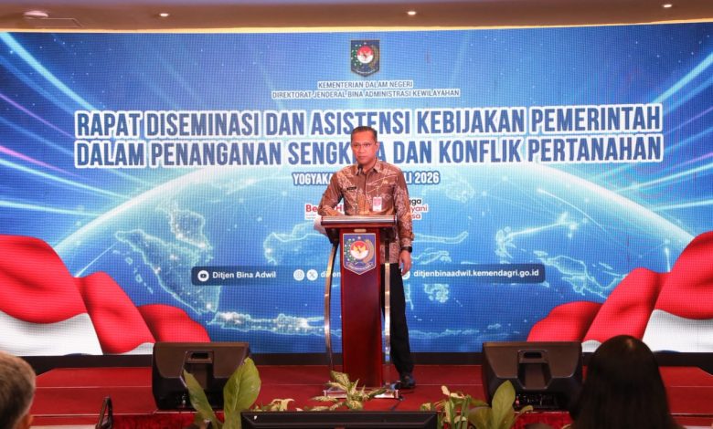 Direktur Ditjen Bina Administrasi Kewilayahan Kemendagri, Amran, membuka rapat penanganan sengketa dan konflik pertanahan di Yogyakarta.