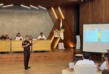 Narasumber Kejati Sulawesi Tengah memberikan penerangan hukum kepada aparatur Pemerintah Kota Palu mengenai mitigasi risiko hukum addendum kontrak dalam pengadaan barang dan jasa pemerintah.