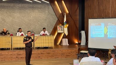 Narasumber Kejati Sulawesi Tengah memberikan penerangan hukum kepada aparatur Pemerintah Kota Palu mengenai mitigasi risiko hukum addendum kontrak dalam pengadaan barang dan jasa pemerintah.