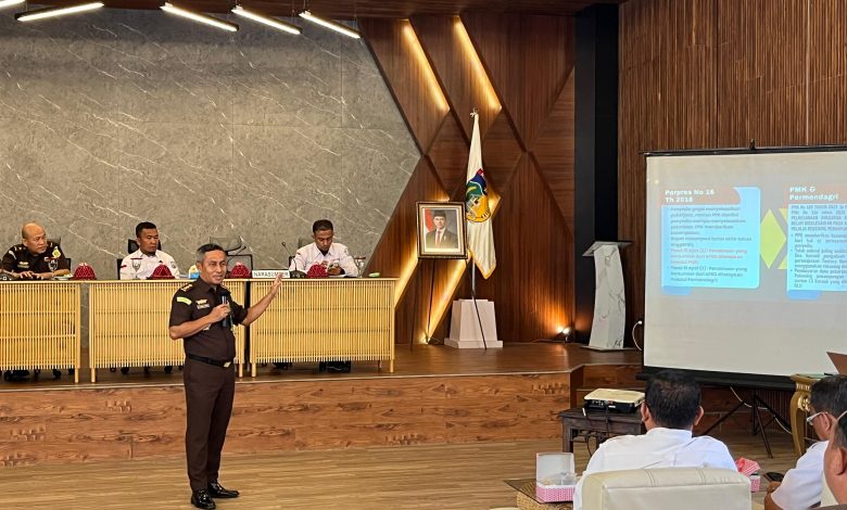 Narasumber Kejati Sulawesi Tengah memberikan penerangan hukum kepada aparatur Pemerintah Kota Palu mengenai mitigasi risiko hukum addendum kontrak dalam pengadaan barang dan jasa pemerintah.