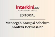 Ilustrasi editorial Interkini.co mengenai pencegahan korupsi dalam pengadaan barang dan jasa pemerintah melalui tata kelola yang transparan dan akuntabel.