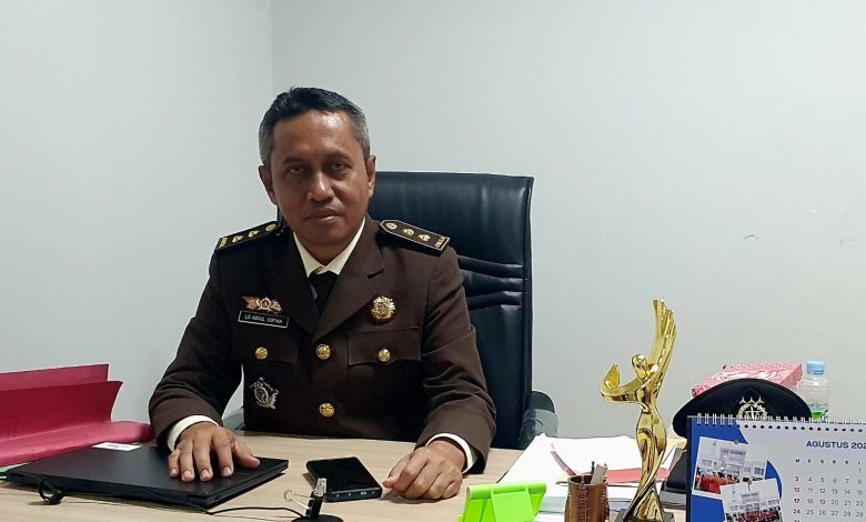 Kasi Penkum Kejati Sulawesi Tengah Laode Abdul Sofian memberikan keterangan terkait penetapan mantan Kepala Bapenda Donggala sebagai tersangka korupsi.