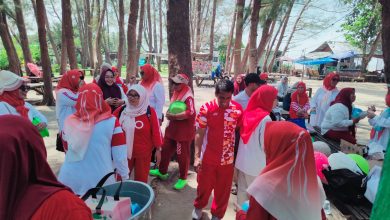 Anggota Majelis Ta'lim Al-Hijrah RT 02 Juata Permai mengikuti outbound di Pantai Amal Tarakan.