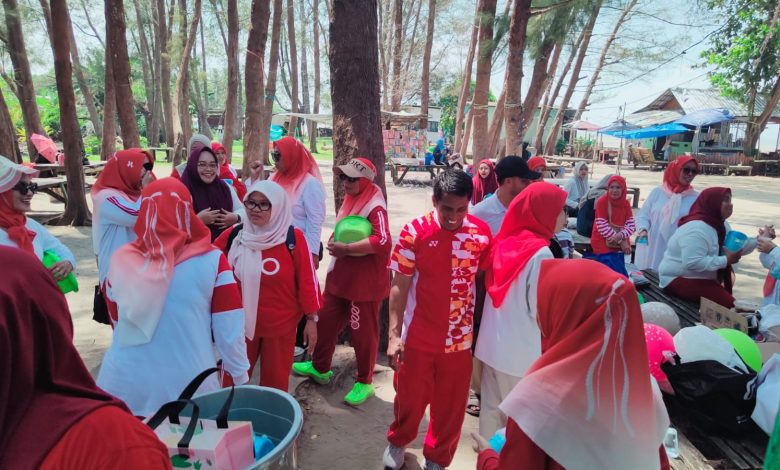 Anggota Majelis Ta'lim Al-Hijrah RT 02 Juata Permai mengikuti outbound di Pantai Amal Tarakan.