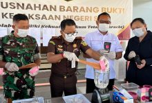 Kajari Sigi memimpin pemusnahan barang bukti sabu, obat THD, dan kosmetik ilegal di Kantor Kejaksaan Negeri Sigi.
