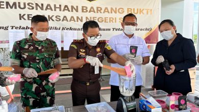Kajari Sigi memimpin pemusnahan barang bukti sabu, obat THD, dan kosmetik ilegal di Kantor Kejaksaan Negeri Sigi.