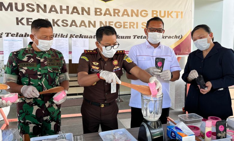 Kajari Sigi memimpin pemusnahan barang bukti sabu, obat THD, dan kosmetik ilegal di Kantor Kejaksaan Negeri Sigi.