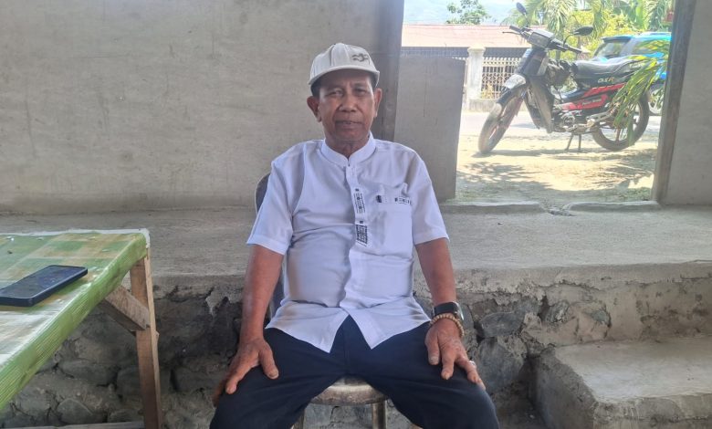 Tokoh masyarakat Kabupaten Sigi, Muzakir, saat menyampaikan dukungan terhadap laporan L-KPK Sulteng ke Kejati Sulteng terkait dugaan proyek Penataan Kawasan Rano Bungi di Desa Kabobona.