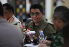 Kepala BNPB menyampaikan arahan dalam Rapat Koordinasi Penanganan Darurat Gempa M7,7 Flores di Kantor Bupati Manggarai Barat, Nusa Tenggara Timur, Minggu (16/8/2026). Arahan tersebut membahas langkah strategis penanganan darurat, termasuk evakuasi, logistik, pencarian korban, dan pemulihan layanan dasar.