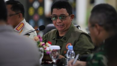 Kepala BNPB menyampaikan arahan dalam Rapat Koordinasi Penanganan Darurat Gempa M7,7 Flores di Kantor Bupati Manggarai Barat, Nusa Tenggara Timur, Minggu (16/8/2026). Arahan tersebut membahas langkah strategis penanganan darurat, termasuk evakuasi, logistik, pencarian korban, dan pemulihan layanan dasar.