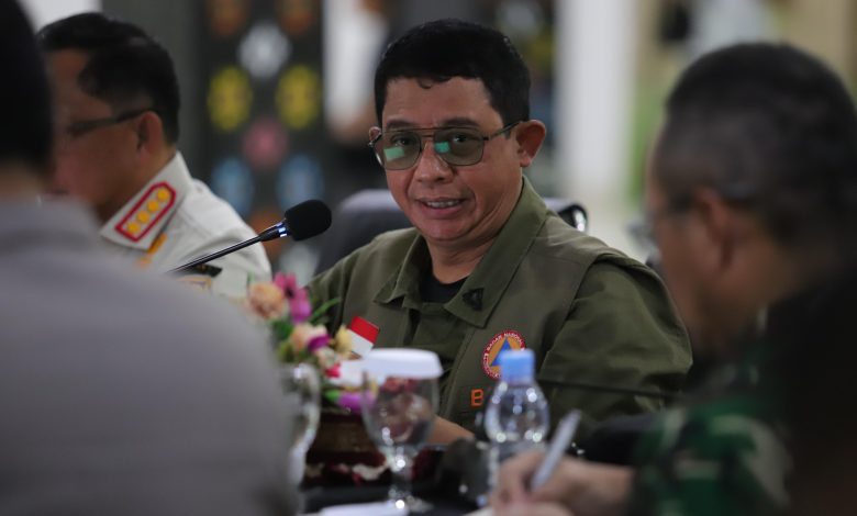 Kepala BNPB menyampaikan arahan dalam Rapat Koordinasi Penanganan Darurat Gempa M7,7 Flores di Kantor Bupati Manggarai Barat, Nusa Tenggara Timur, Minggu (16/8/2026). Arahan tersebut membahas langkah strategis penanganan darurat, termasuk evakuasi, logistik, pencarian korban, dan pemulihan layanan dasar.