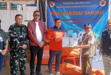 Penyerahan simbolis bantuan logistik dari BNPB kepada Bupati Kabupaten Sikka di Kantor BPBD Kabupaten Sikka, NTT, Minggu (16/8).