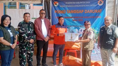 Penyerahan simbolis bantuan logistik dari BNPB kepada Bupati Kabupaten Sikka di Kantor BPBD Kabupaten Sikka, NTT, Minggu (16/8).