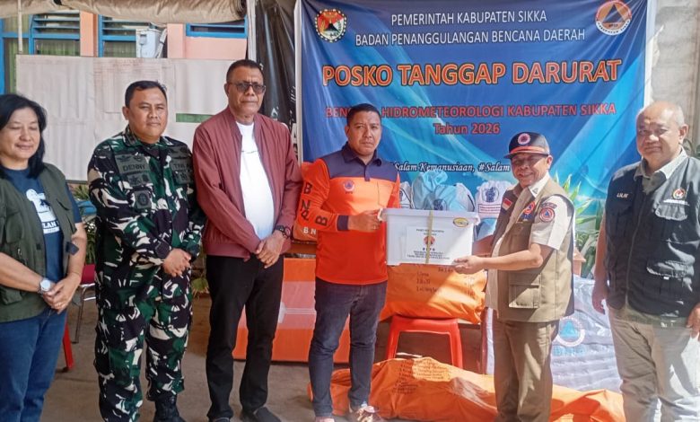 Penyerahan simbolis bantuan logistik dari BNPB kepada Bupati Kabupaten Sikka di Kantor BPBD Kabupaten Sikka, NTT, Minggu (16/8).