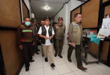Kepala BNPB Letjen TNI Suharyanto bersama Menko PMK Pratikno meninjau RSUD Manggarai yang terdampak gempa M7,7 di Ruteng, Kabupaten Manggarai, Nusa Tenggara Timur, Minggu (16/8/2026). Peninjauan dilakukan untuk memastikan pelayanan kesehatan tetap berjalan selama penanganan darurat.