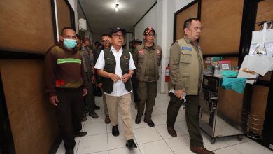 Kepala BNPB Letjen TNI Suharyanto bersama Menko PMK Pratikno meninjau RSUD Manggarai yang terdampak gempa M7,7 di Ruteng, Kabupaten Manggarai, Nusa Tenggara Timur, Minggu (16/8/2026). Peninjauan dilakukan untuk memastikan pelayanan kesehatan tetap berjalan selama penanganan darurat.