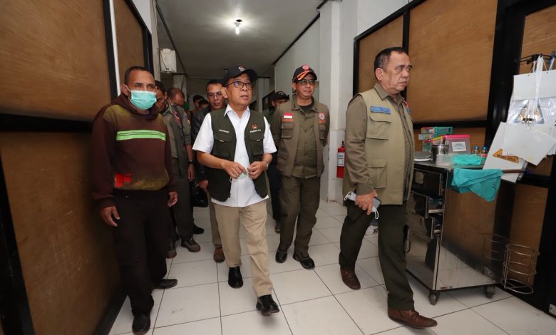 Kepala BNPB Letjen TNI Suharyanto bersama Menko PMK Pratikno meninjau RSUD Manggarai yang terdampak gempa M7,7 di Ruteng, Kabupaten Manggarai, Nusa Tenggara Timur, Minggu (16/8/2026). Peninjauan dilakukan untuk memastikan pelayanan kesehatan tetap berjalan selama penanganan darurat.