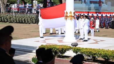 Paskibraka Sulawesi Tengah mengibarkan Merah Putih pada upacara HUT ke-81 RI di Palu
