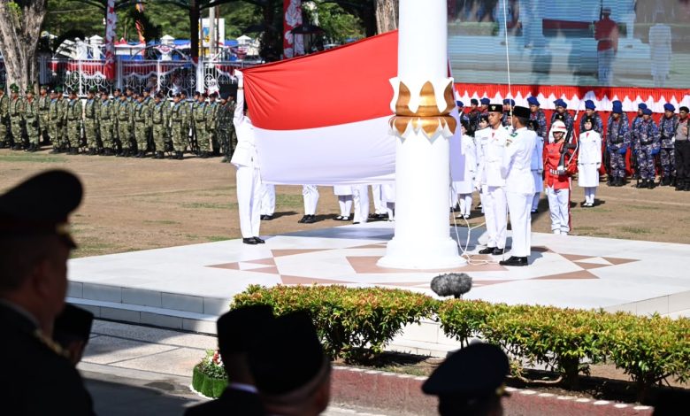 Paskibraka Sulawesi Tengah mengibarkan Merah Putih pada upacara HUT ke-81 RI di Palu