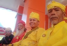 Sadri Datupamusu mengenakan pakaian adat Sigi pada peringatan HUT ke-81 RI di Sigi