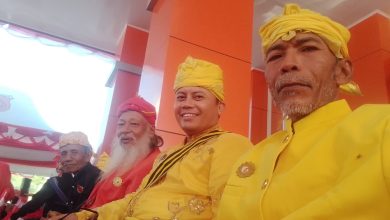 Sadri Datupamusu mengenakan pakaian adat Sigi pada peringatan HUT ke-81 RI di Sigi