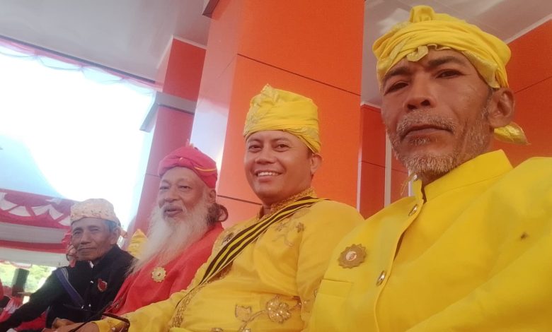 Sadri Datupamusu mengenakan pakaian adat Sigi pada peringatan HUT ke-81 RI di Sigi