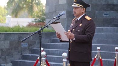 Kepala Kejati Sulteng Zullikar Tanjung membacakan amanat Jaksa Agung saat upacara HUT ke-81 RI