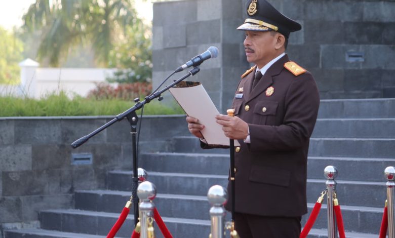 Kepala Kejati Sulteng Zullikar Tanjung membacakan amanat Jaksa Agung saat upacara HUT ke-81 RI