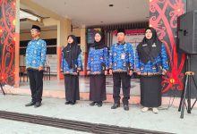 Kepala SDN 050 Tarakan Budi Utomo bersama guru saat peringatan HUT ke-81 RI
