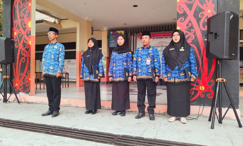 Kepala SDN 050 Tarakan Budi Utomo bersama guru saat peringatan HUT ke-81 RI