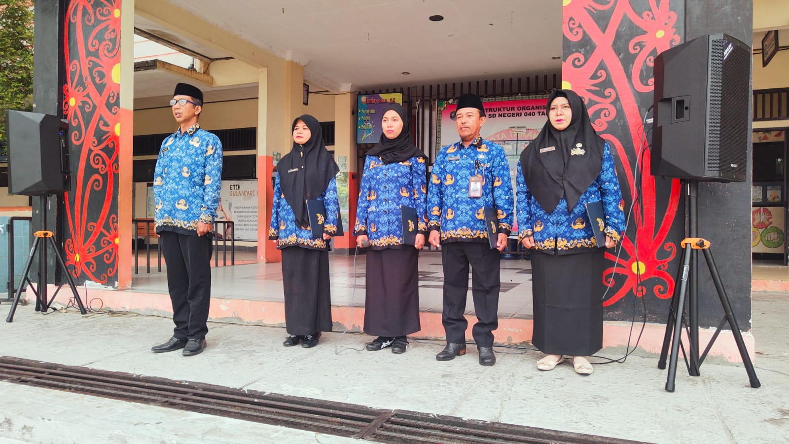Kepala SDN 050 Tarakan Budi Utomo bersama guru saat peringatan HUT ke-81 RI