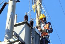 Petugas memperbaiki jaringan listrik di Pulau Palue, Kabupaten Sikka, pascagempa M7,7 Flores.