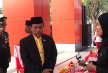 Ketua DPRD Kabupaten Sigi Minhar Tjeho menyampaikan pernyataan seusai upacara penurunan bendera HUT ke-81 Kemerdekaan RI di halaman Kantor Bupati Sigi, Senin, 17 Agustus 2026. Ia mengatakan kemerdekaan harus diwujudkan melalui kesejahteraan dan kesetaraan masyarakat.