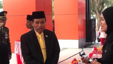 Ketua DPRD Kabupaten Sigi Minhar Tjeho menyampaikan pernyataan seusai upacara penurunan bendera HUT ke-81 Kemerdekaan RI di halaman Kantor Bupati Sigi, Senin, 17 Agustus 2026. Ia mengatakan kemerdekaan harus diwujudkan melalui kesejahteraan dan kesetaraan masyarakat.