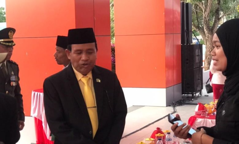 Ketua DPRD Kabupaten Sigi Minhar Tjeho menyampaikan pernyataan seusai upacara penurunan bendera HUT ke-81 Kemerdekaan RI di halaman Kantor Bupati Sigi, Senin, 17 Agustus 2026. Ia mengatakan kemerdekaan harus diwujudkan melalui kesejahteraan dan kesetaraan masyarakat.