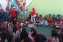 Suasana layanan dukungan psikososial melalui kegiatan trauma healing dan perpustakaan keliling bagi pengungsi di GOR Samador, Kabupaten Sikka, Nusa Tenggara Timur, Selasa, 18 Agustus 2026. (Foto: Pusdatinkom BNPB)