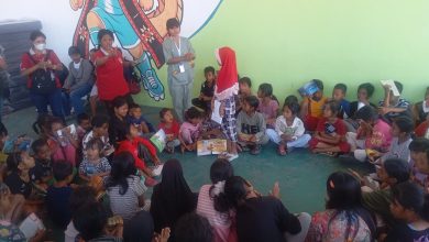 Suasana layanan dukungan psikososial melalui kegiatan trauma healing dan perpustakaan keliling bagi pengungsi di GOR Samador, Kabupaten Sikka, Nusa Tenggara Timur, Selasa, 18 Agustus 2026. (Foto: Pusdatinkom BNPB)