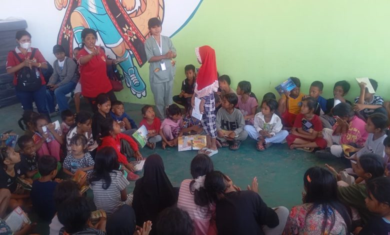 Suasana layanan dukungan psikososial melalui kegiatan trauma healing dan perpustakaan keliling bagi pengungsi di GOR Samador, Kabupaten Sikka, Nusa Tenggara Timur, Selasa, 18 Agustus 2026. (Foto: Pusdatinkom BNPB)