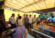 Kepala BNPB Letjen TNI Suharyanto menjenguk pasien Puskesmas Riung yang diungsikan di halaman gedung setelah gempa M7,7 Flores di Kabupaten Ngada, Nusa Tenggara Timur, Selasa (18/8). Penanganan kesehatan menjadi bagian dari respons darurat BNPB terhadap dampak gempa.
