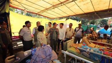 Kepala BNPB Letjen TNI Suharyanto menjenguk pasien Puskesmas Riung yang diungsikan di halaman gedung setelah gempa M7,7 Flores di Kabupaten Ngada, Nusa Tenggara Timur, Selasa (18/8). Penanganan kesehatan menjadi bagian dari respons darurat BNPB terhadap dampak gempa.