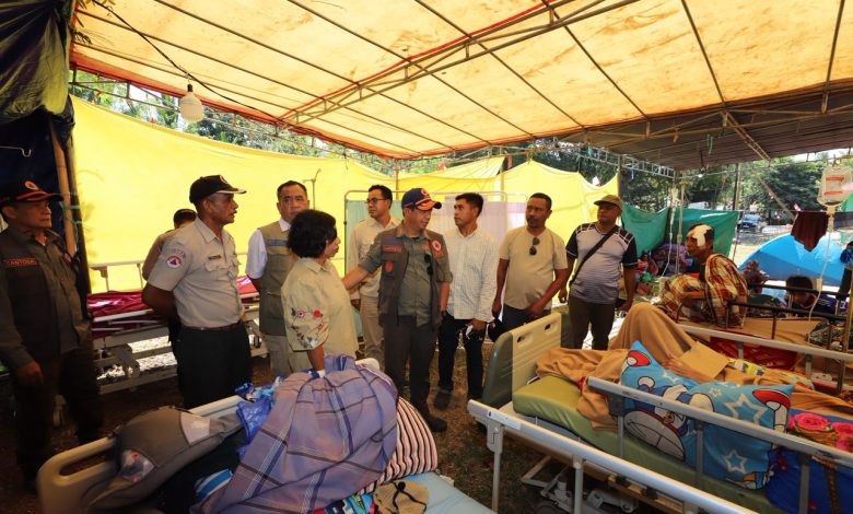 Kepala BNPB Letjen TNI Suharyanto menjenguk pasien Puskesmas Riung yang diungsikan di halaman gedung setelah gempa M7,7 Flores di Kabupaten Ngada, Nusa Tenggara Timur, Selasa (18/8). Penanganan kesehatan menjadi bagian dari respons darurat BNPB terhadap dampak gempa.