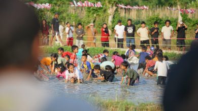Peserta mengikuti lomba Mosaka Bau atau menangkap ikan dalam Festival Pomore Nu Ngana 2026 di Desa Tulo, Sigi.