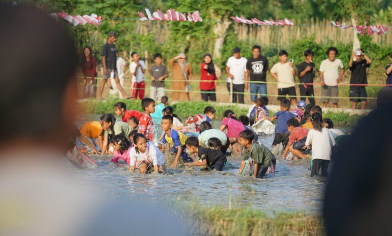 Peserta mengikuti lomba Mosaka Bau atau menangkap ikan dalam Festival Pomore Nu Ngana 2026 di Desa Tulo, Sigi.