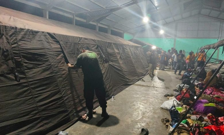 Warga Kuta Tengah mengungsi ke Posko Darurat Sukatepu menyusul peningkatan aktivitas Gunung Sinabung, Selasa (1/9/2026). (Sumber: BPBD Kabupaten Karo)