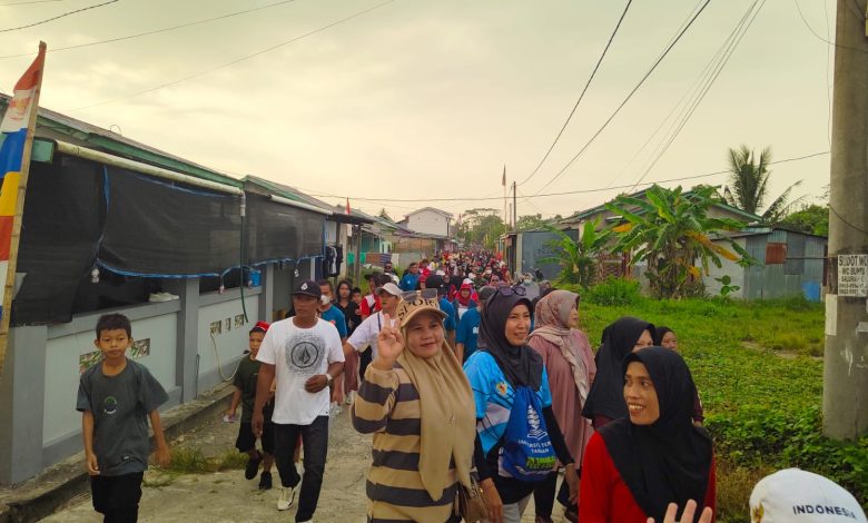 Peserta mengikuti Jalan Santai Pesta Rakyat Juara Vol. 4 di RT 02 Juata Permai, Tarakan, Minggu (6/9/2026).